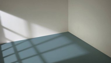 Pencereden gelen güneş ışığı boş oda duvarlarında ve zeminde parlıyor. 