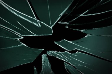 Siyah zemin üzerinde delik olan çatlak ve kırık camlar.