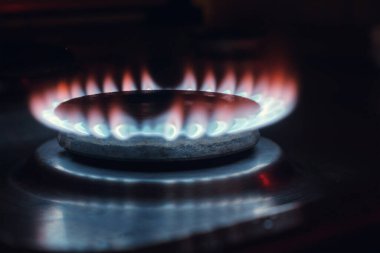 Çelik gaz sobasının gaz mavisi alevi. Kapat.