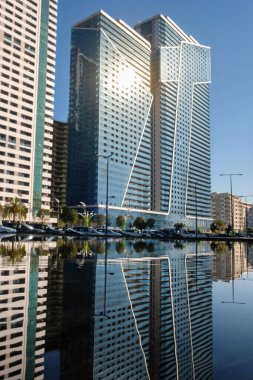 Gökdelenler suya yansıyor