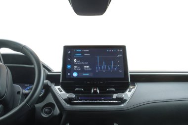 Arabanın içi izole edilmiş ön camı var.