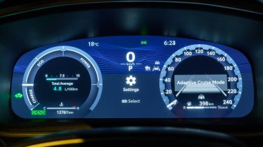 Melez bir araba mavi bir gösterge paneli