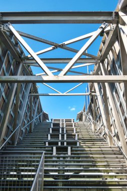 Çelik merdivenleri ve ahşap elementleri olan bir mimari. Gözetleme kulesine gidin. 