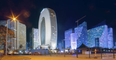 Batum, Gürcistan - 2 Ocak 2025. Marriott Otel binasının gece manzarası