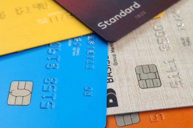 Bir kredi kartının çipini ve iğnesini kapat, üst görünüm