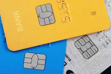 Bir kredi kartının çipini ve iğnesini kapat, üst görünüm