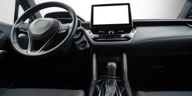 Arabanın içi izole edilmiş boş ekran camı ve ön camı var.