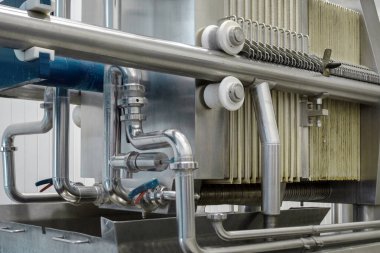 Bira fabrikasındaki çelik boru hatları, tüpler ve tanklar. Bira üretim filtrelerini kapatın.