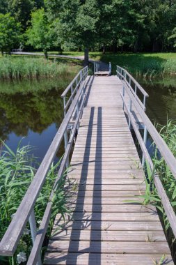 Parktaki göletin üzerindeki tahta köprü.
