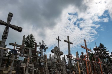 Siaulai, Litvanya, 17 Temmuz 2025. Kutsal haç tepesi, kutsal mekan ve dünyadaki Hristiyanlara ibadet.