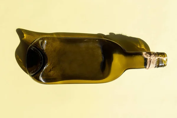 Переработанная Тарелка Бутылки Вина Желтом Фоне — стоковое фото