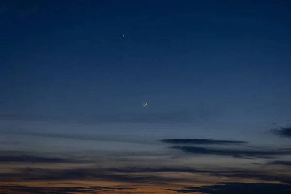 Giovane Luna Sul Cielo Notturno Scuro — Foto Stock