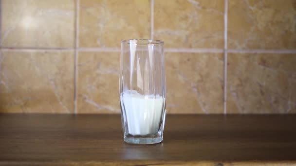 업자가 우유를 유리잔에 설탕을 만든다 — 비디오