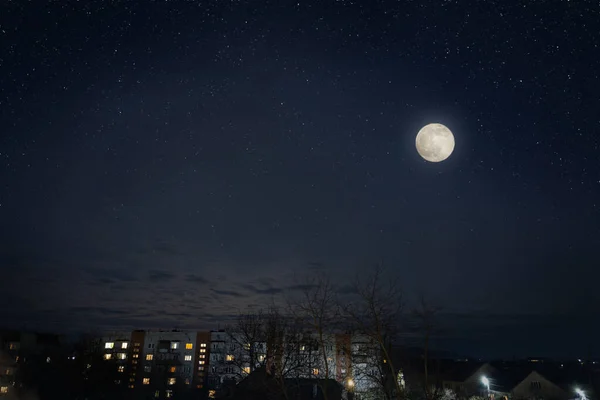 Pełnia Księżyca Ciemnym Niebie Nad Dachami Miasta — Zdjęcie stockowe
