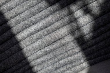 Bir yığın gri, sıcak yün battaniye..