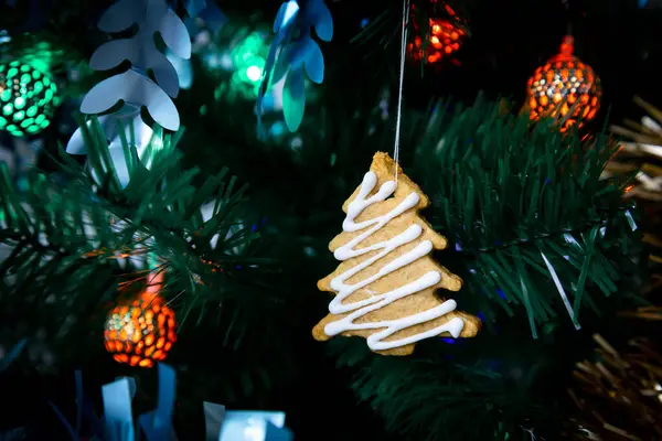 Noel Için Zencefilli Ekmekle Süslenmiş Fidan Ağacı Stok Fotoğraf