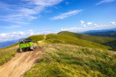 Off-road yollarından geçen CUV, Karpatlar 'ın güzel yaz dağları
