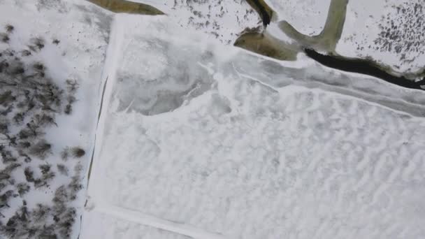 Letět Dronem Nad Zasněženým Domem Uprostřed Zamrzlého Pole — Stock video