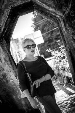 Güzel kadın siyah beyaz bakıyor