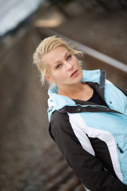 Güzel kadın bana bakıyor.