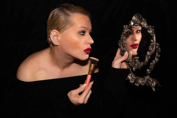 Όμορφη Γυναίκα Εφαρμογή Μακιγιάζ Έναν Καθρέφτη Μαύρο Φόντο — Φωτογραφία Αρχείου