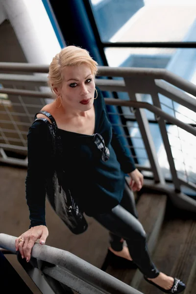 Mulher Loira Atraente Descendo Lance Escadas Prédio Cidade — Fotografia de Stock