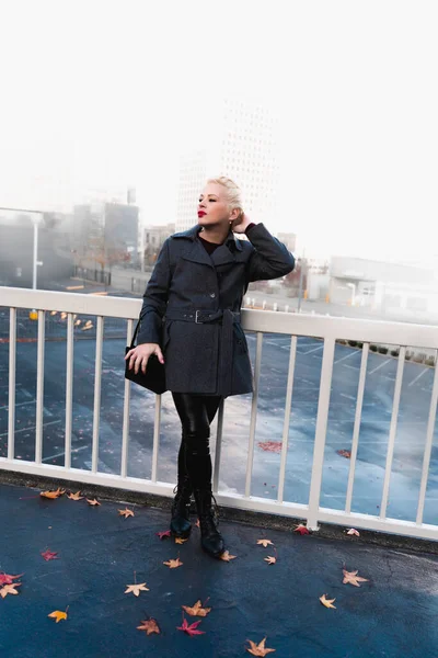 Fashionable Blonde Woman Walking Exploring City — Stock Photo, Image