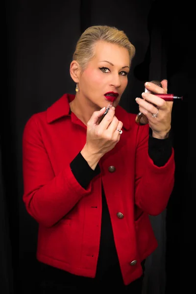 Attraente Donna Bionda Che Indossa Cappotto Rosso Uno Sfondo Nero — Foto Stock
