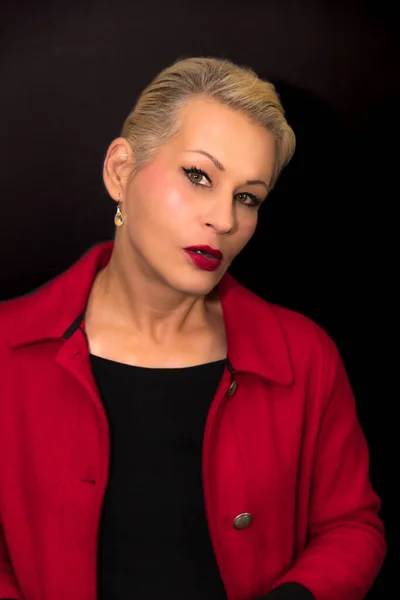 Attraente Donna Bionda Indossa Cappotto Rosso Uno Sfondo Nero — Foto Stock