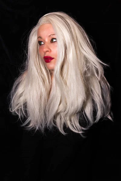 Привлекательная Блондинка Карими Глазами Черном Фоне — стоковое фото