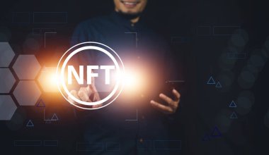 İş adamı teknolojisi metazır görsel ekran ve NFT koleksiyon ticari dijital trend, Metaverse ve Blockchain Technology Concepts, NFT ödenebilir olmayan jetonlar kavramı.