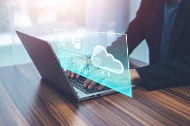 Bilgisayar girişi Cloud bilgisayar konsepti ve Cloud bilgisayar güvenliği kullanan bir işadamı