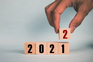Elle tutulan ahşap küpler 2021 ve 2022 konsept iş değişiklikleri yeni başarılara dönüşür