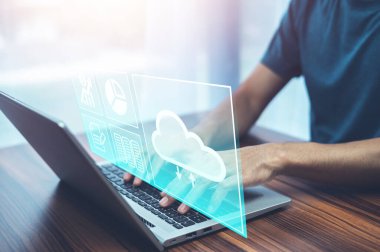 Bilgisayar girişi Cloud bilgisayar konsepti ve Cloud bilgisayar güvenliği kullanan bir işadamı