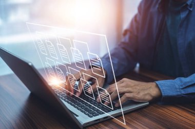 Sanal ekranda simgelerle ERP Enterprise Kaynak Planlama belge yönetimi kavramını kullanan işadamı