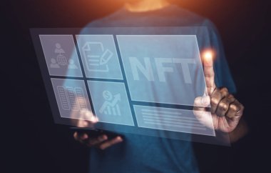 Akıllı telefonlu bir iş adamı görsel ekranda NFT hologramını tutuyor. Finansal olmayan NFT jetonlar konsepti. NFT ve NFT yatırımları