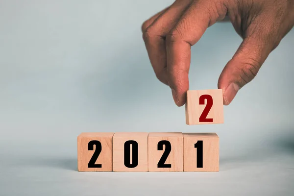 Cubos Madeira Mão Hold 2021 2022 Mudança Negócio Conceito Para — Fotografia de Stock