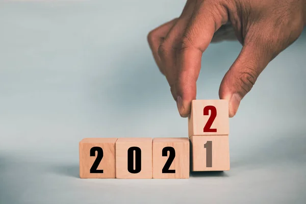 Cubos Madeira Mão Hold 2021 2022 Mudança Negócio Conceito Para — Fotografia de Stock