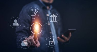 İş adamı, güvenlik sisteminin, internet depolama ve finansal sistemlerin, bankacılık ve kişisel bilgilerin kilidini açmak için parmak izini tarıyor