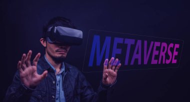 VR gözlük kullanan adam VR görsel ekranda canlı yayında metatik eğilim ve teknoloji kullanıyor.