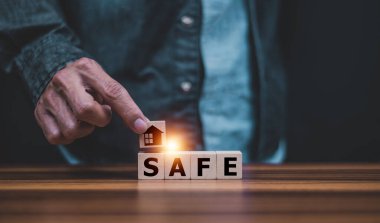 Konsept güvenli ve bakım evi sigortası için elle seçilmiş tahta küp