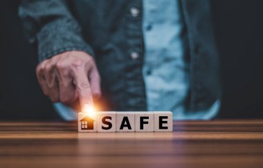 Konsept güvenli ve bakım evi sigortası için elle seçilmiş tahta küp