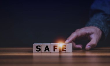 Güvenli bölge ya da güvenli ev sigortası için elle odun küpüne dokunma kavramı