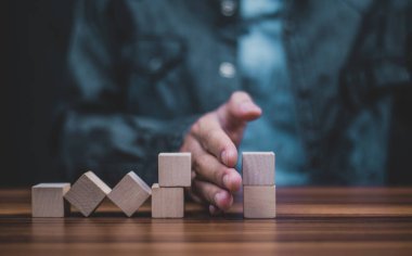 Tahta domino işini durdurma, iş stratejisi konsepti için risk yönetimi.