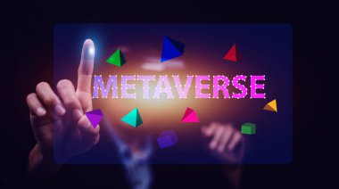 VR gözlük kullanan adam VR görsel ekranda canlı yayında metatik eğilim ve teknoloji kullanıyor.