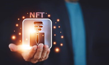 Akıllı telefonlu bir iş adamı devre kartı ikili arka planında dijital eşsiz sanat NFT hologramı tutuyor, NFT karşılanamaz jetonlar konsepti.