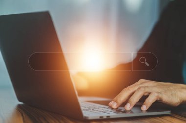 Arama motoru optimizasyonu, iş kadını dizüstü bilgisayarla İnternet Veri Bilgileri, Ağ Konseptini tarıyor