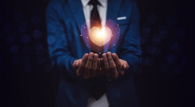 Eller dijital kalbi görsel ekranda tutuyor, sağlık, aşk, organ bağışı, dünya kalp günü, dünya sağlık günü,