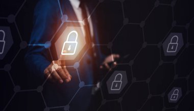 İş adamı veri güvenliği, teknoloji ve gizlilik sistemi koruma ağı güvenlik bulut bilgisayarının kilidini açmak için dijital ekranda parmak izini tarıyor