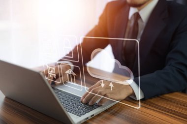 Bilgisayar girişi Cloud bilgisayar konsepti ve Cloud bilgisayar güvenliği kullanan bir işadamı